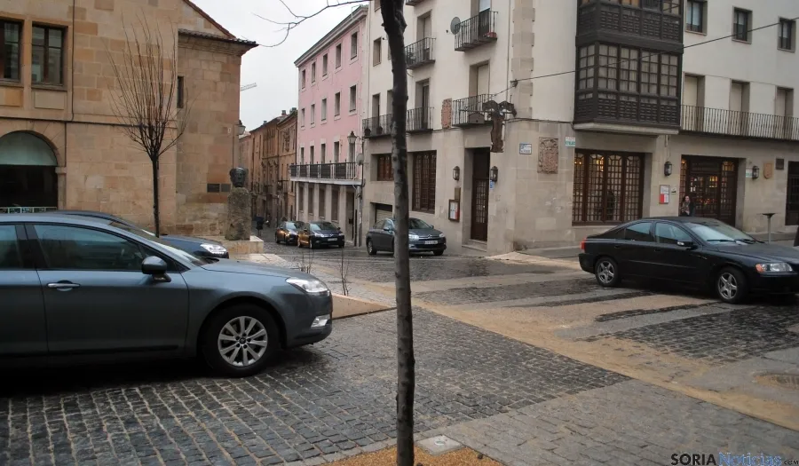 Algunos de los vehículos aparcados frente al Machado y en la plaza del Vergel. / SN