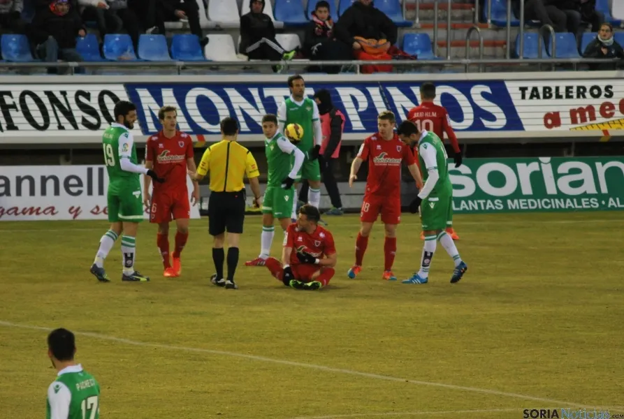 Diversos lances del partido. / SN