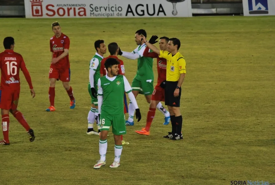 Diversos lances del partido. / SN