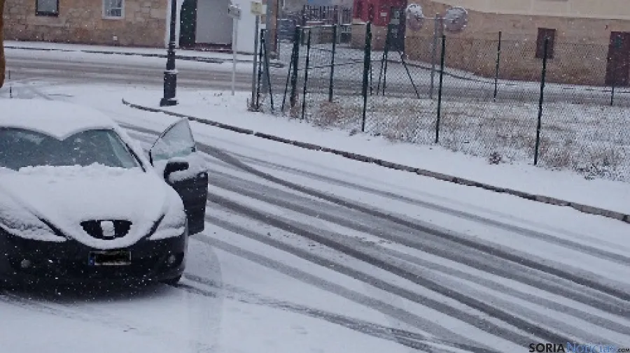 Coche con nieve