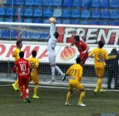 Distintos lances del partido. / SN