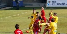 Uno de los penaltis a Enrich que el árbitro no vio. / SN
