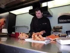 Distintas imágenes del la exhibición gastronómica del torrezno. 