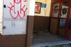Imagen exterior del antiguo restaurante en el centro de la Dehesa. 