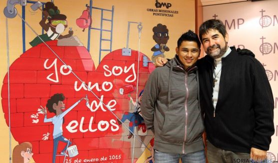 Cisneros (dcha.) con el joven Marlon, en la presentación de la campaña. 
