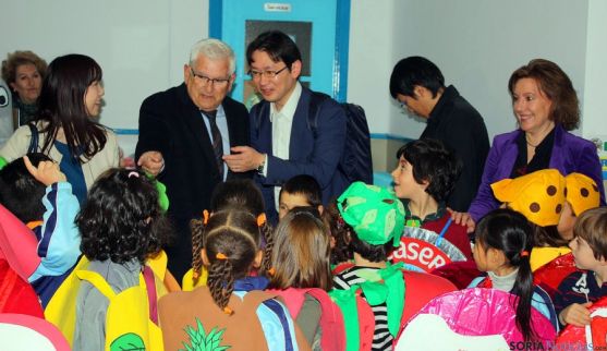 Ruiz Liso con la delegación nipona y niños del colegio.