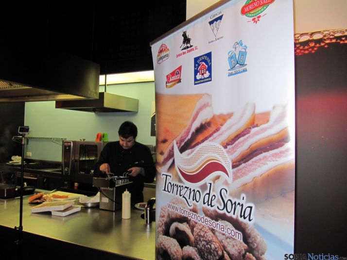 Distintas imágenes del la exhibición gastronómica del torrezno. 