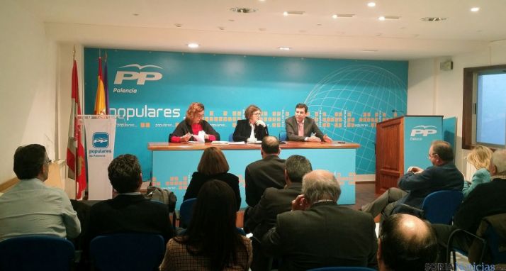 Angulo (ctro.) con los populares palentinos. 