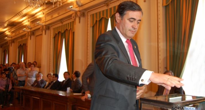 Antonio Pardo, en la votación que le aupaba a presidente de la Diputación en septiembre de 2010. 