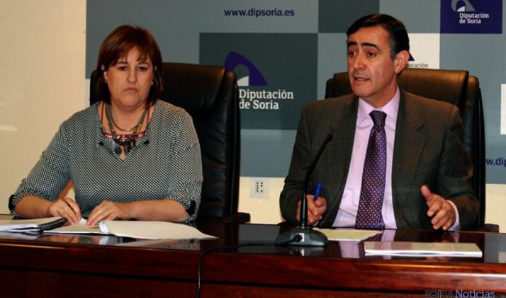 Antonio Pardo, con Isabel Jiménez, asesora jurídica de Servicios Sociales. / Dip.