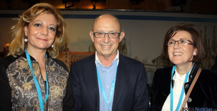 Ascensión Pérez, (izda.), Cristóbal Montoro y Marimar Angulo.