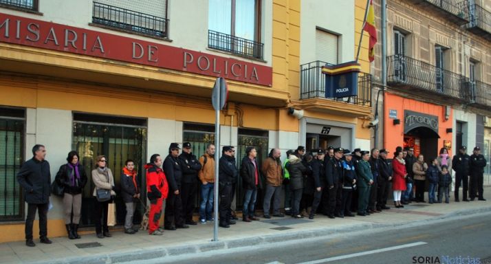 Concentración en la comisaría este lunes. / SN