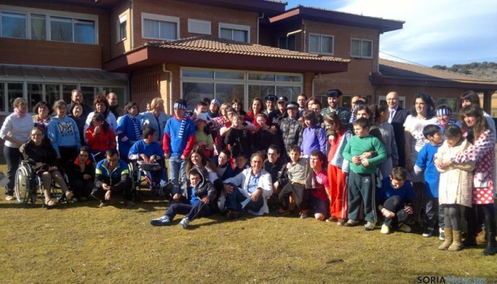 Imagen de familia de alumnos y autoridades en la entrega del premio. / Subdeleg.