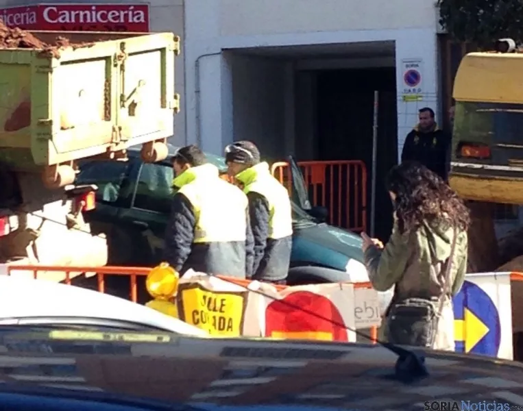 El vehículo atascado en la zanja. / SN