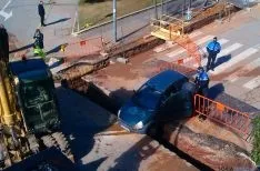 El vehículo atascado en la zanja. / SN