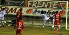 El público pidió gol en esta jugada que pudo cambiar el partido. / SN