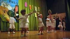 Los pequeños de Escolapias en el escenario. / SN