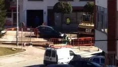 El vehículo atascado en la zanja. / SN