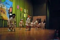 Los pequeños de Escolapias en el escenario. / SN