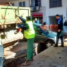 El vehículo atascado en la zanja. / SN