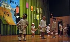Los pequeños de Escolapias en el escenario. / SN