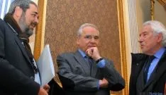 Alfonso Guerra, en el centro, flanqueado por Carlos Arganzo (izda.) y por Manuel Núñez. / SN