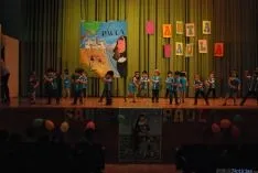 Los pequeños de Escolapias en el escenario. / SN