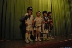 Los pequeños de Escolapias en el escenario. / SN