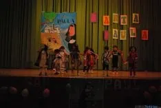 Los pequeños de Escolapias en el escenario. / SN