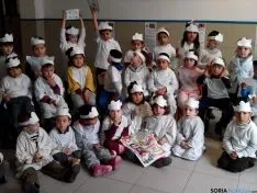Los pequeños del San José celebran la paz. 