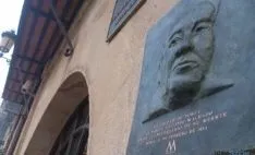 Placa de Machado en la plaza Mayor