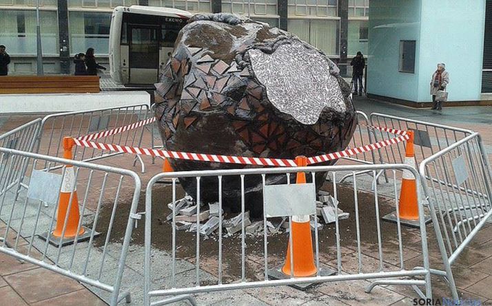 La enorme trufa, en la céntrica plaza de Soria. / SN