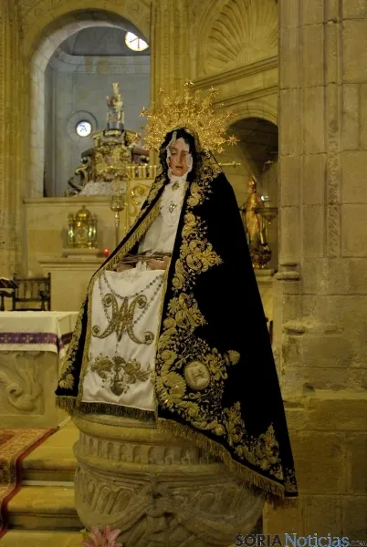 La Virgen de la Soledad esta tarde en el Espino con su antigua prenda. / SN