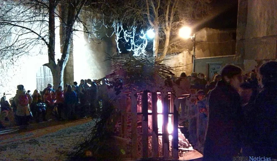 La hoguera prende en el 'Barrio' agredano. / SN