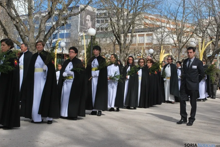 Imagen de la procesión tras bendecir las palmas. / SN