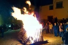 La hoguera prende en el 'Barrio' agredano. / SN