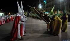 Los estandartes y los hermanos mayores en el saludo de este Martes Santo. / SN