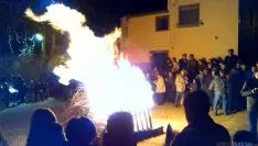 La hoguera prende en el 'Barrio' agredano. / SN
