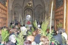 Imagen de la procesión tras bendecir las palmas. / SN