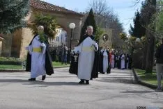 Imagen de la procesión tras bendecir las palmas. / SN