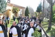 Imagen de la procesión tras bendecir las palmas. / SN