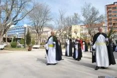 Imagen de la procesión tras bendecir las palmas. / SN