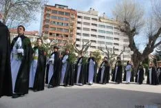 Imagen de la procesión tras bendecir las palmas. / SN