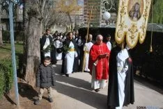 Imagen de la procesión tras bendecir las palmas. / SN