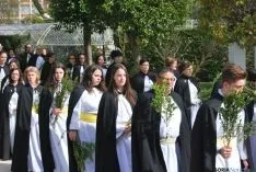 Imagen de la procesión tras bendecir las palmas. / SN