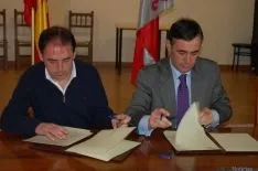 Antonio Pardo y Benito Serrano firman el acuerdo. Dip
