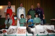 Los niños, en su experiencia con el pescado.