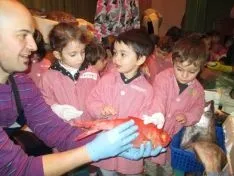 Los niños, en su experiencia con el pescado.