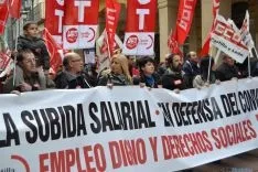 En el centro, las responsables Ana Romero (CC.OO) y Maria José López (UGT) 