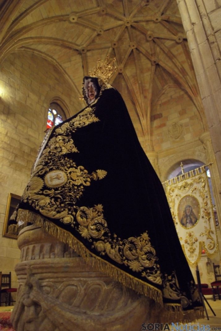 La Virgen de la Soledad esta tarde en el Espino con su antigua prenda. / SN